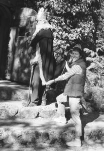 King Karl invites the fair maiden Anne to explore his castle.